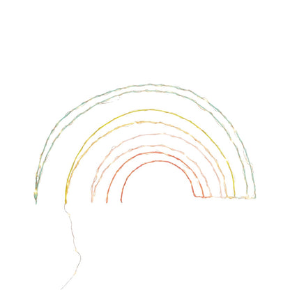 Handgemaakte wandlamp in de vorm van een regenboog, met koperkleurige LED-verlichting, Zoé Rumeau — sfeervol nachtlampje voor de kinderkamer.