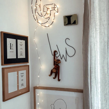 Gepersonaliseerd naamwoord van gebogen staaldraad (1-6 letters), zonder verlichting, Zoé Rumeau — uniek handgemaakt wandaccessoire voor de kinderkamer.