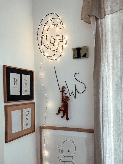 Gepersonaliseerd naamwoord van gebogen staaldraad (11-15 letters), zonder verlichting, Zoé Rumeau — uniek handgemaakt wandaccessoire voor de kinderkamer.