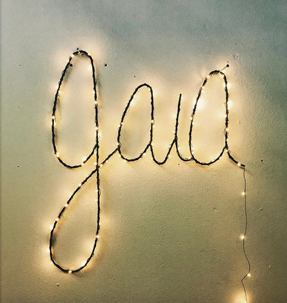Gepersonaliseerd naamwoord van gebogen staaldraad (7-10 letters), met koperkleurige LED-verlichting, Zoé Rumeau — uniek handgemaakt wandaccessoire voor de kinderkamer.
